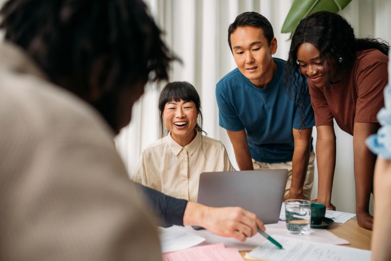 Travail d’équipe autour d’un projet, incarnant la réactivité et l’efficacité RH.
