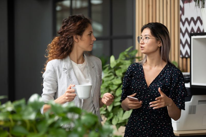 Collaboration spontanée entre collègues dans un environnement de travail agile.