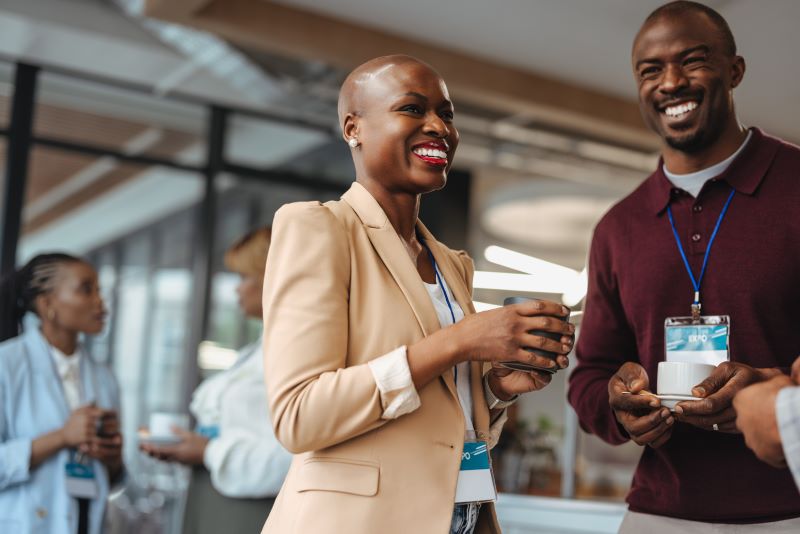 Professionnels échangeant lors d’un événement, illustrant la convivialité et l’expertise RH.