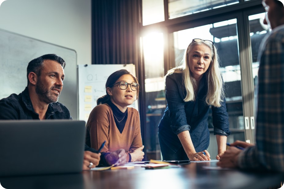 Équipe de professionnels en réunion de travail, dans la recherche de solutions RH expertes, agiles et efficaces.